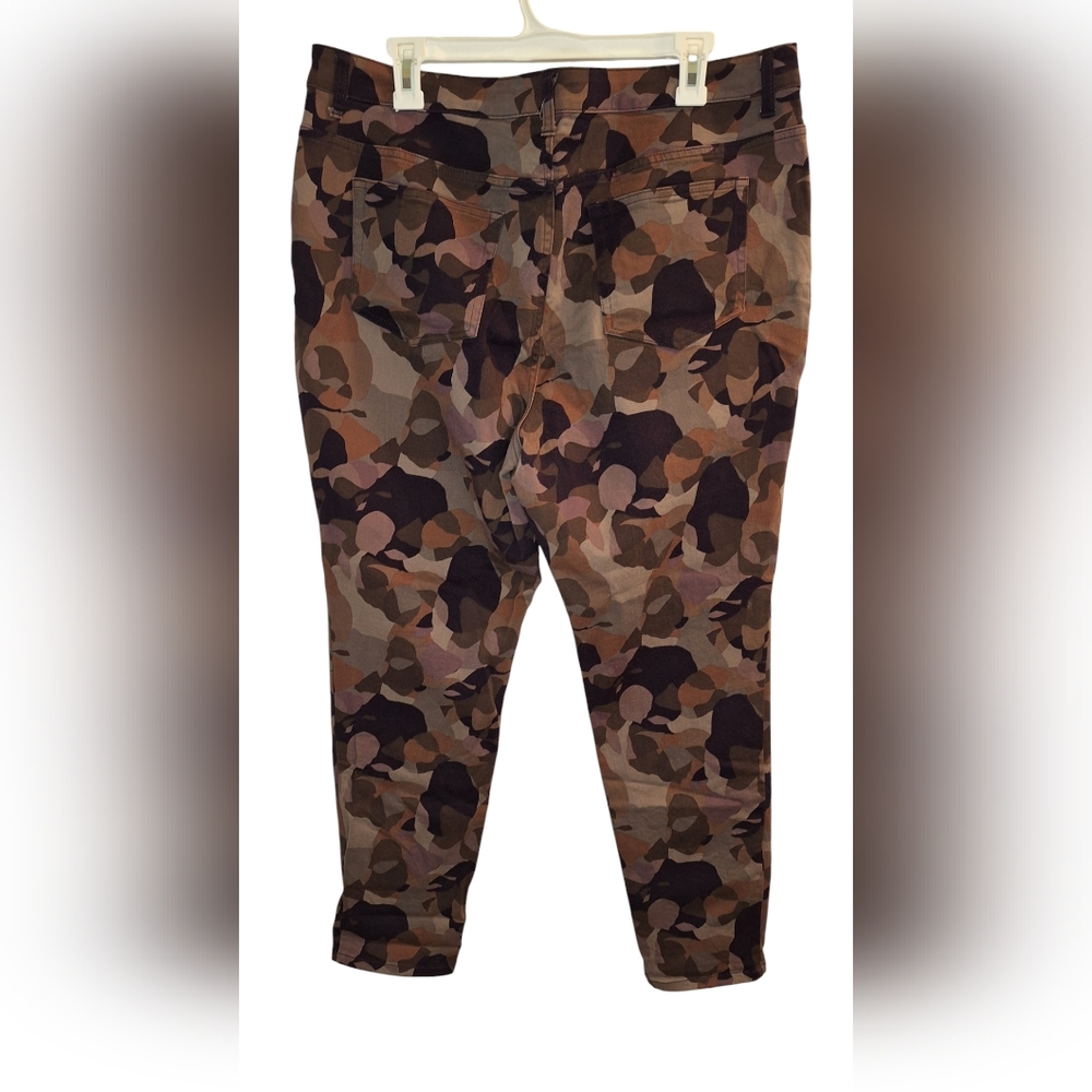 LOGO Pants - Picture 2 of 5